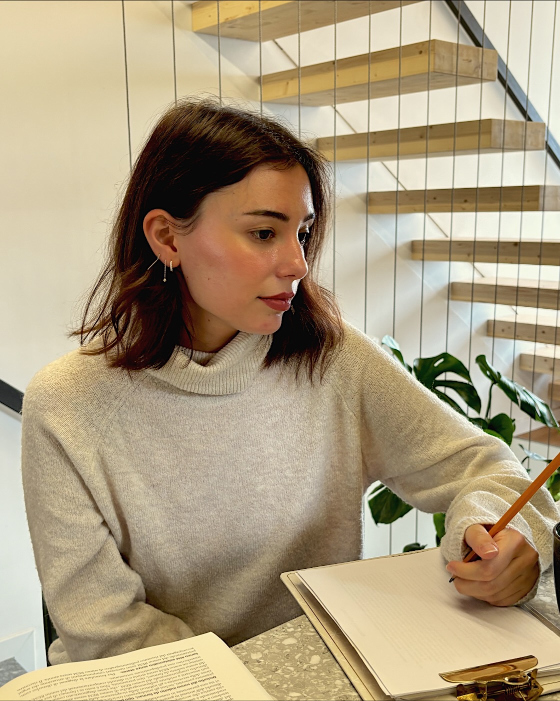 Greta Caredda alla scrivania con un quaderno e una matita